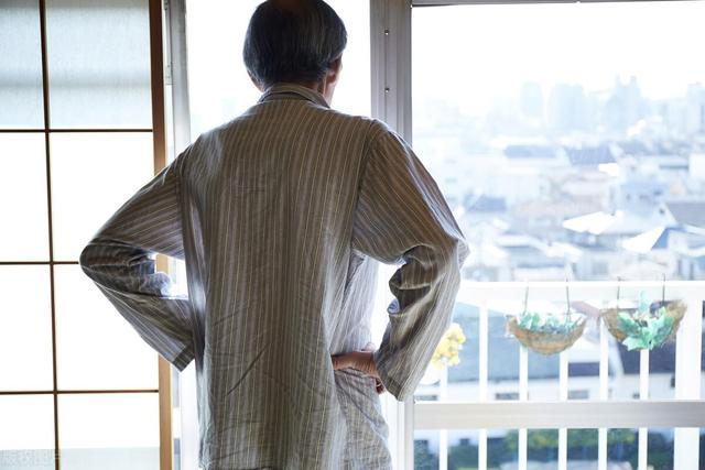 媽媽偏心但爸爸還算疼我！爸爸生病住院「我帶50萬現金趕去」　病房外「聽到父母對話」我又哭又笑