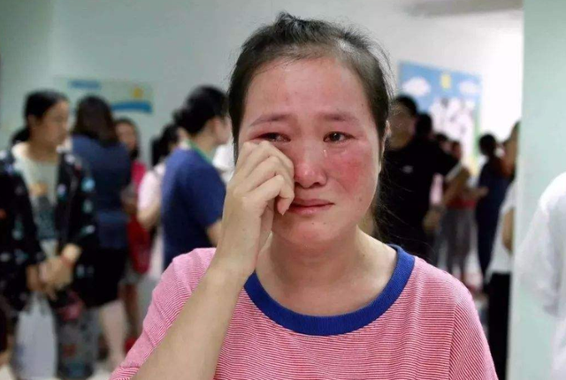媽媽偏心但爸爸還算疼我！爸爸生病住院「我帶50萬現金趕去」　病房外「聽到父母對話」我又哭又笑