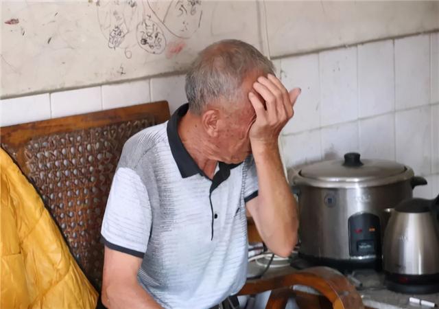 媽媽偏心但爸爸還算疼我！爸爸生病住院「我帶50萬現金趕去」　病房外「聽到父母對話」我又哭又笑