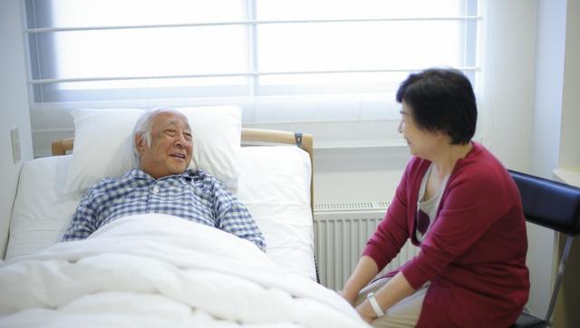 媽媽偏心但爸爸還算疼我！爸爸生病住院「我帶50萬現金趕去」　病房外「聽到父母對話」我又哭又笑