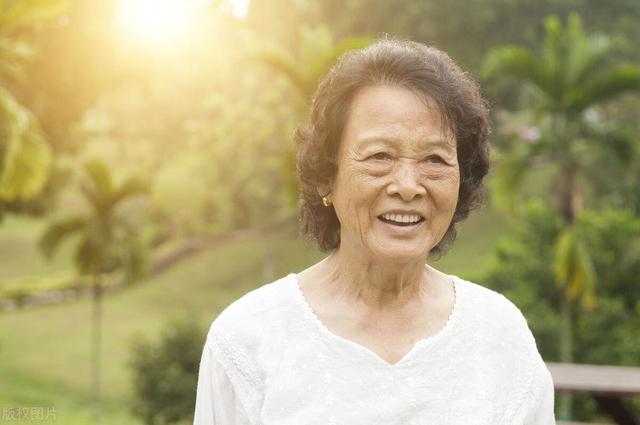 媽媽偏心但爸爸還算疼我！爸爸生病住院「我帶50萬現金趕去」　病房外「聽到父母對話」我又哭又笑