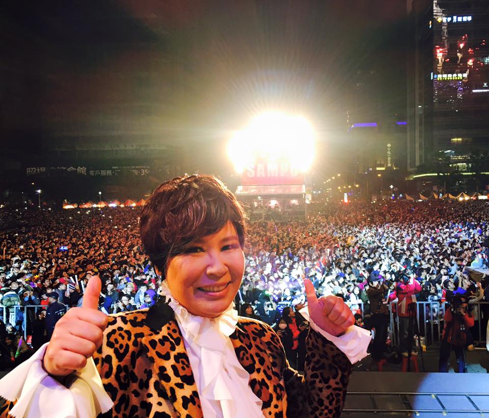 62歲黃小琥驚傳「暴怒翻臉經紀人」！知情人曝「住處遭到衝康」：整個人都變了