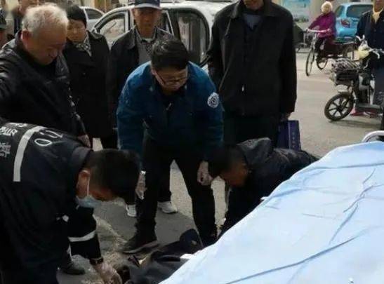 年輕女孩「騎車趕上班」撞傷77歲老人！對方斷5根肋骨「不要賠償」反提出一要求...