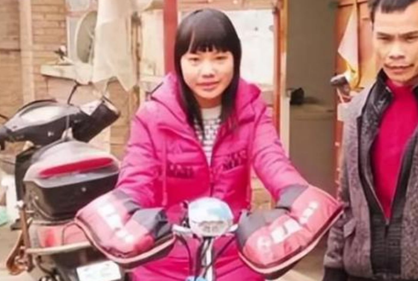 年輕女孩「騎車趕上班」撞傷77歲老人！對方斷5根肋骨「不要賠償」反提出一要求...