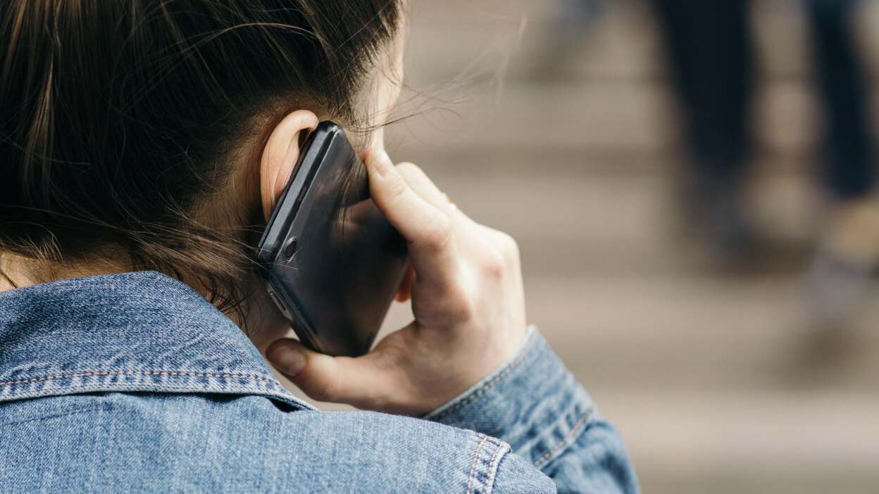 遇陌生阿姨借手機!她毫無防備心「大方借對方」 一拿回來「點開手機螢幕卻傻掉」:千萬別亂借