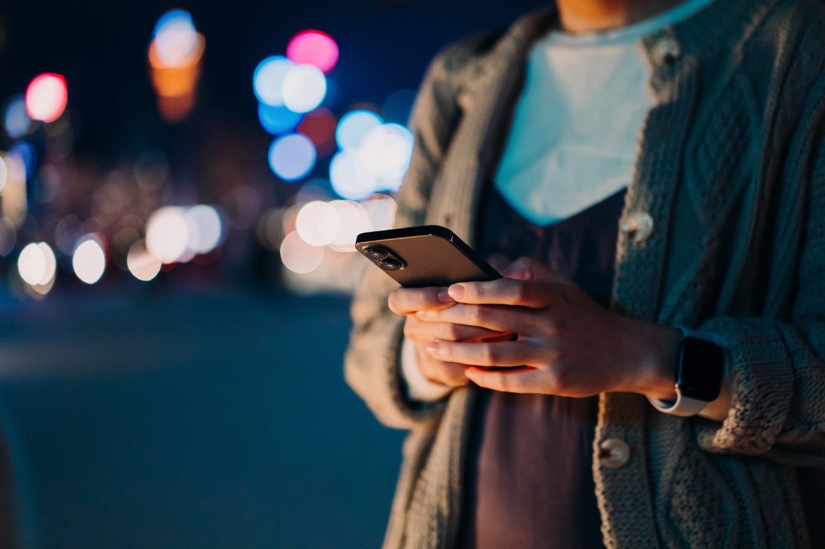 遇陌生阿姨借手機!她毫無防備心「大方借對方」 一拿回來「點開手機螢幕卻傻掉」:千萬別亂借