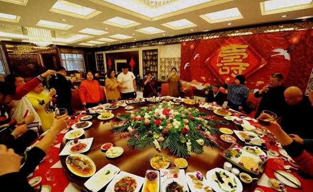 爸爸當眾宣布「準備200萬嫁妝給我」！　大嫂一聽威脅「錢不給我，我就拿掉小孩」下秒我媽讓她臉色慘白