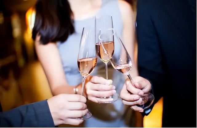 爸爸當眾宣布「準備200萬嫁妝給我」！　大嫂一聽威脅「錢不給我，我就拿掉小孩」下秒我媽讓她臉色慘白
