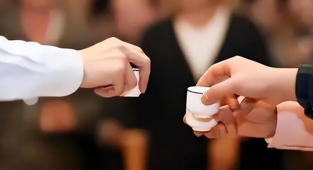 爸爸當眾宣布「準備200萬嫁妝給我」！　大嫂一聽威脅「錢不給我，我就拿掉小孩」下秒我媽讓她臉色慘白