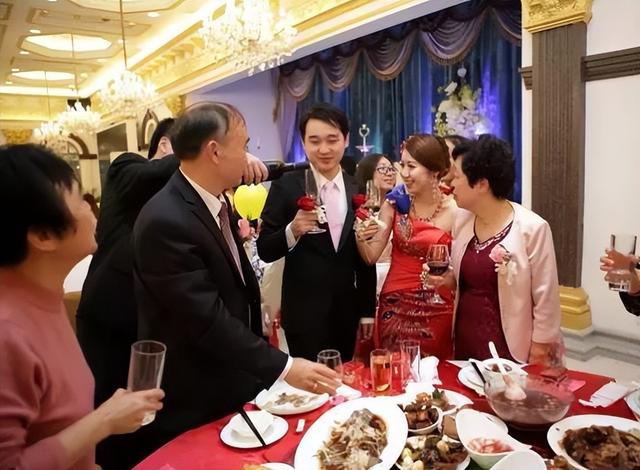 爸爸當眾宣布「準備200萬嫁妝給我」！　大嫂一聽威脅「錢不給我，我就拿掉小孩」下秒我媽讓她臉色慘白