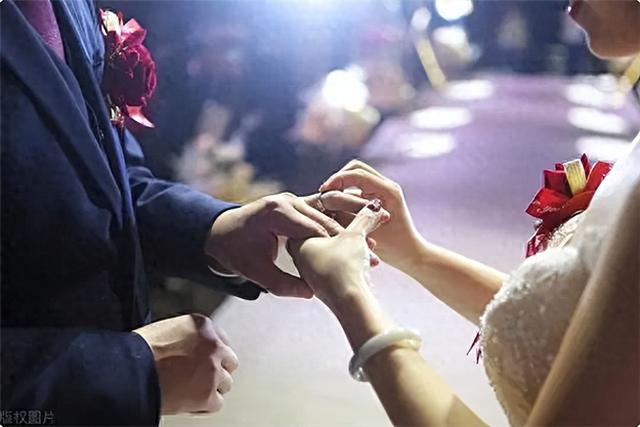 我有3個男閨蜜！丈夫表現大方「從來不阻止我們往來」　當我生下孩子後「才知道他有多可怕」