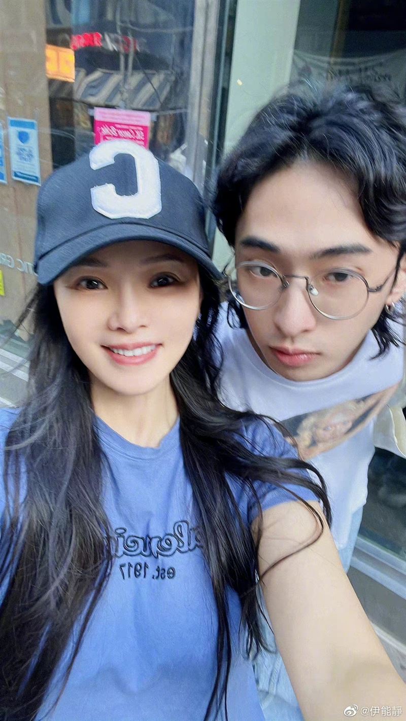 哈林現身紐約！22歲愛子「提前1年大學畢業」　「前妻也受邀出席」合照曝光