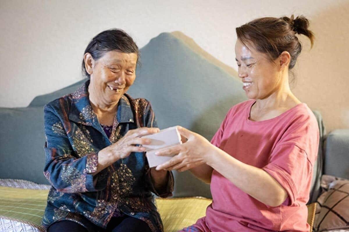 出差回家「開心緊抱老婆」！我養的鸚鵡「突然喊了一句話」讓我心都寒了...