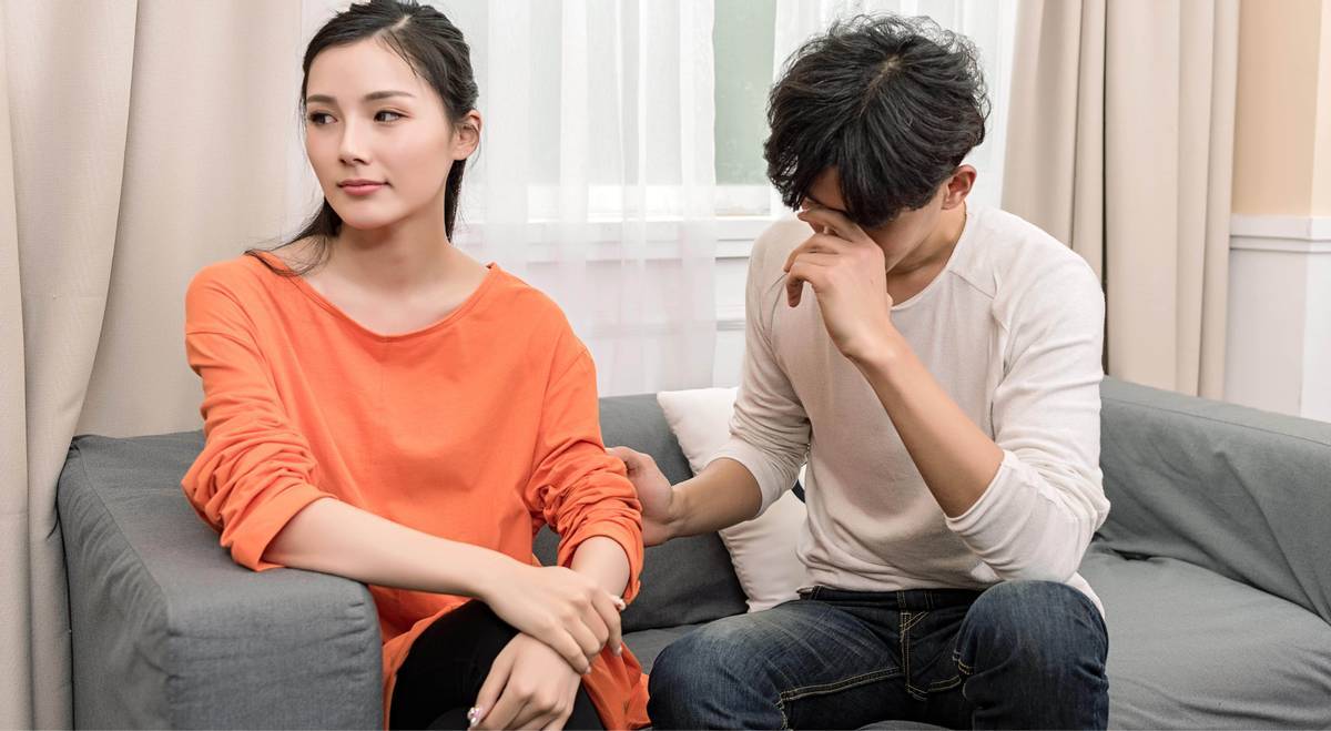 出差回家「開心緊抱老婆」！我養的鸚鵡「突然喊了一句話」讓我心都寒了...