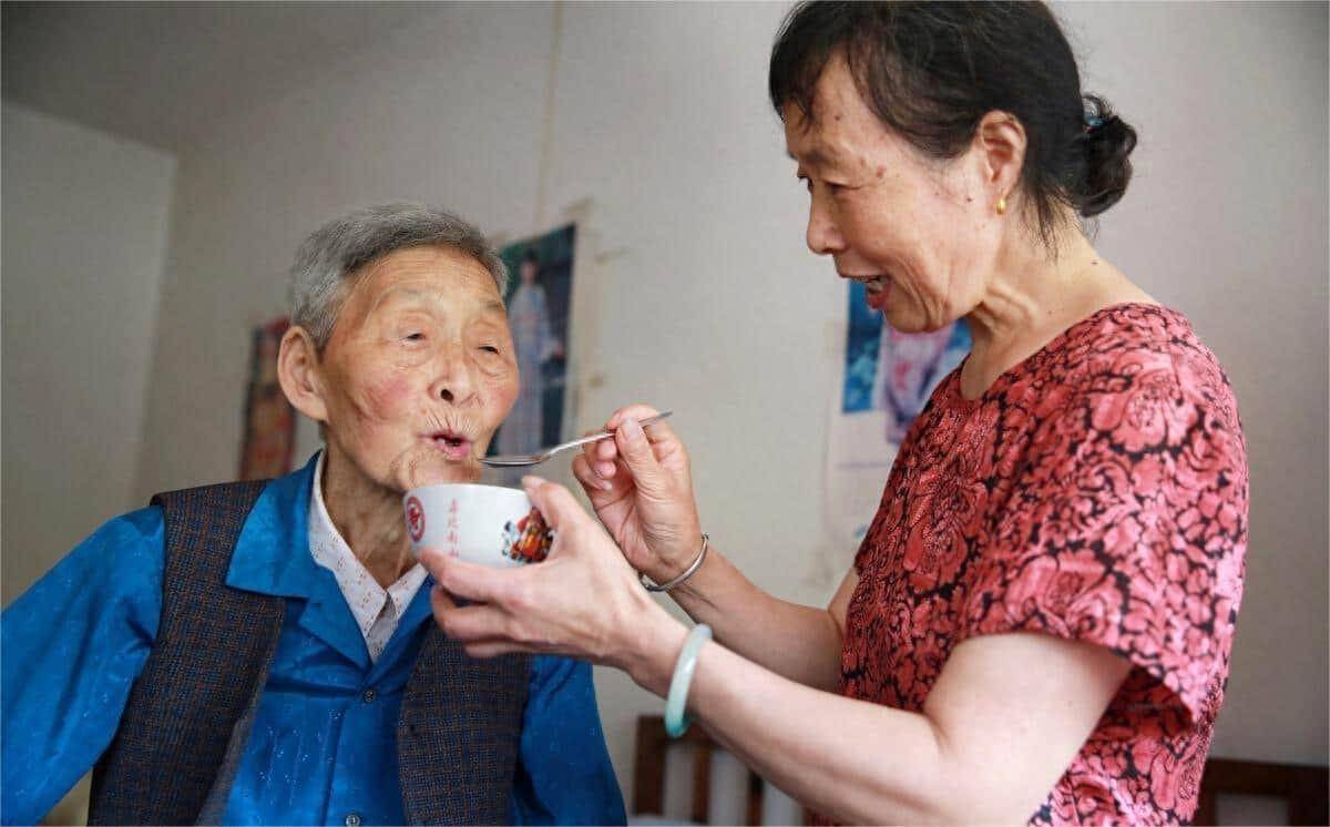 出差回家「開心緊抱老婆」！我養的鸚鵡「突然喊了一句話」讓我心都寒了...