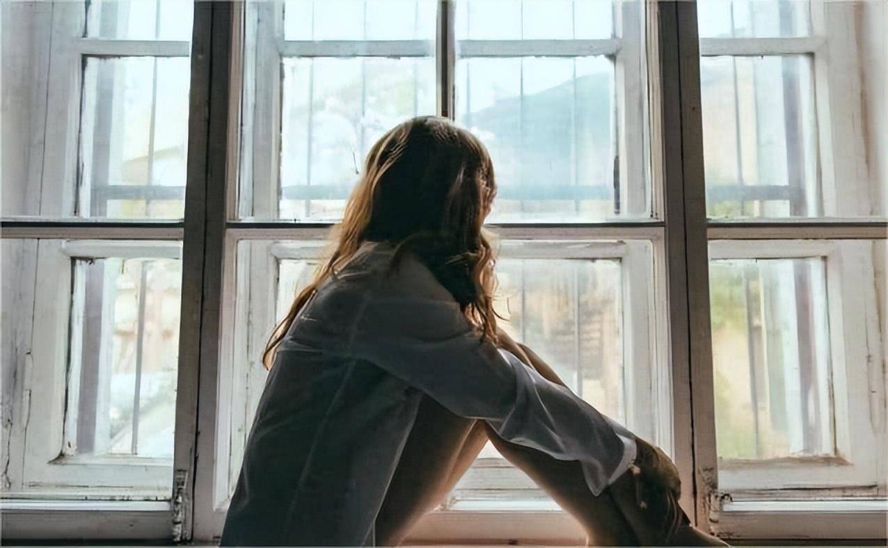出差回家「開心緊抱老婆」！我養的鸚鵡「突然喊了一句話」讓我心都寒了...