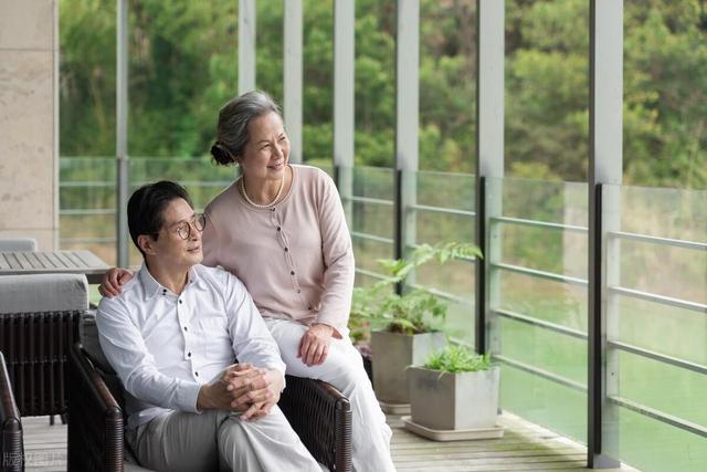  親家問我退休金多少「本來想誠實說3萬元」！老伴「突然指了指廚房」我立刻改口說1萬