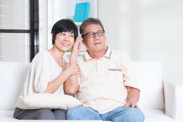  親家問我退休金多少「本來想誠實說3萬元」！老伴「突然指了指廚房」我立刻改口說1萬