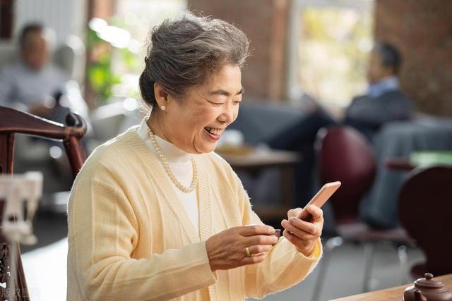  親家問我退休金多少「本來想誠實說3萬元」！老伴「突然指了指廚房」我立刻改口說1萬