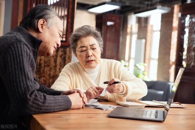  親家問我退休金多少「本來想誠實說3萬元」！老伴「突然指了指廚房」我立刻改口說1萬