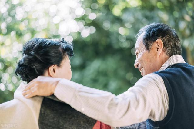  親家問我退休金多少「本來想誠實說3萬元」！老伴「突然指了指廚房」我立刻改口說1萬