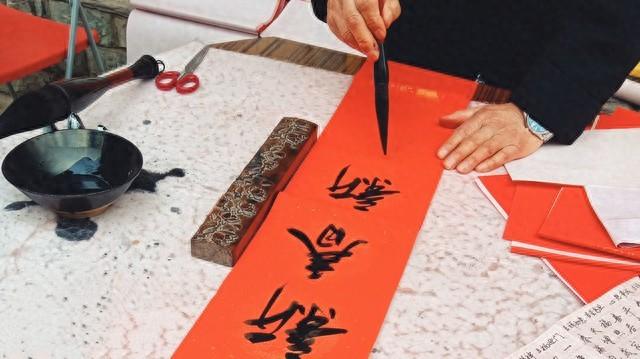 老師出上聯「鑫字分開全是金」來考學生！　同學「機智對出下聯」讓老師哭笑不得