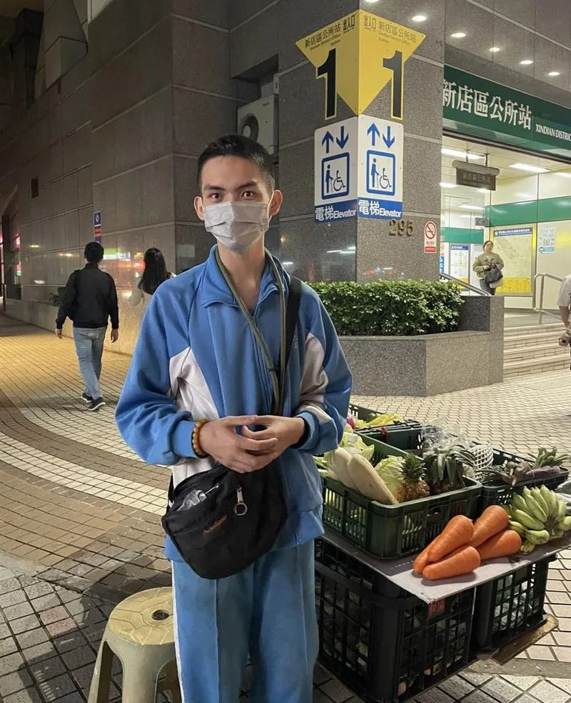 風雨無阻！新店高中生弟放學後捷運站賣蔬果，背後故事讓人淚目