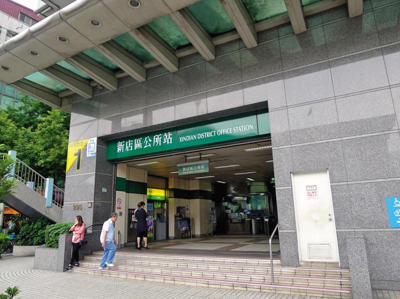 風雨無阻！新店高中生弟放學後捷運站賣蔬果，背後故事讓人淚目