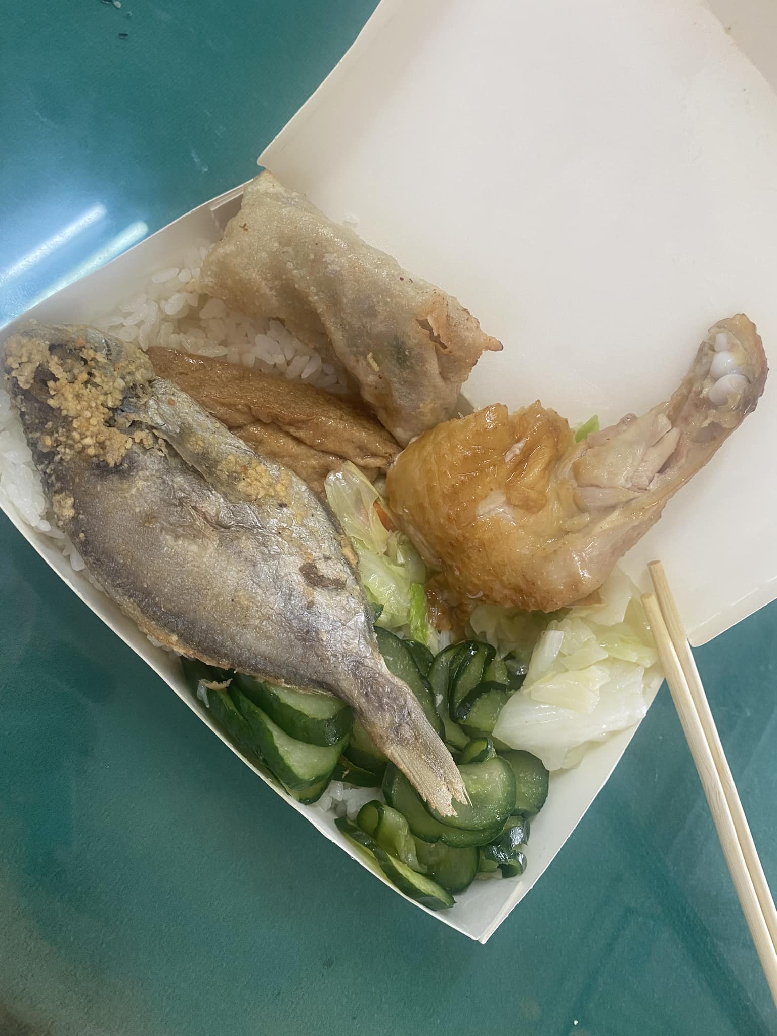 雲林佛心便當「雞腿＋整條魚」僅60元！阿婆背後故事藏洋蔥，網友淚喊：用新台幣支持