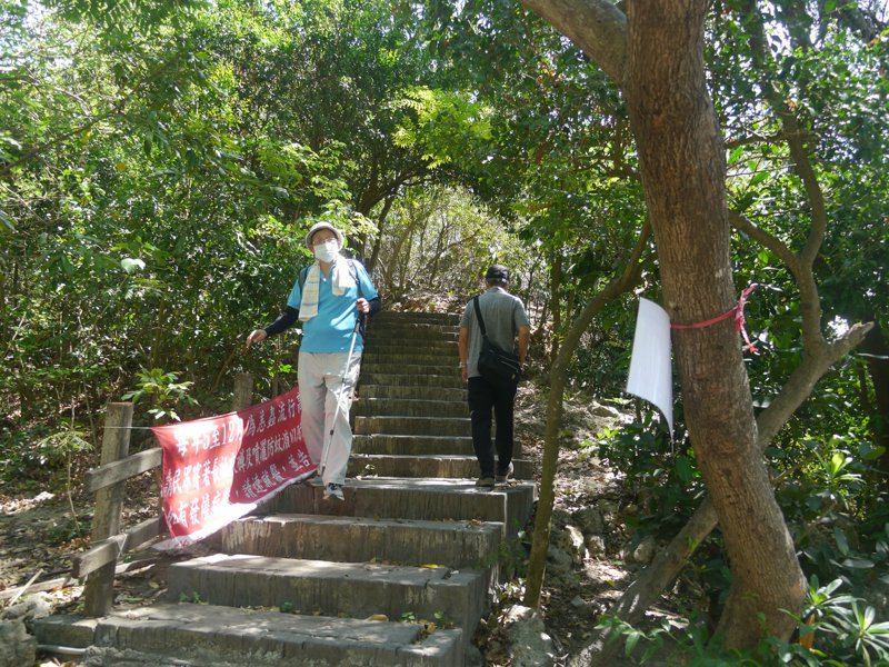 爬山驚見8腳魔王！嚇壞「一次兩隻爬褲上」畫面曝光　過來人曝「千萬別被咬到」揭超慘下場