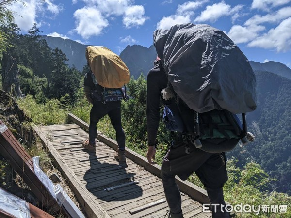 爬山驚見8腳魔王！嚇壞「一次兩隻爬褲上」畫面曝光　過來人曝「千萬別被咬到」揭超慘下場