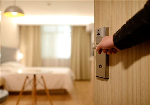 28歲女同事邀作客！我一抵達住家「遇到暴雨天」　她突開口「今晚別走了吧」