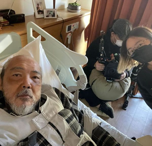 好友是周潤發！資深男星暴瘦27公斤「驚傳醫院過世」　主持人曬黑白照證實