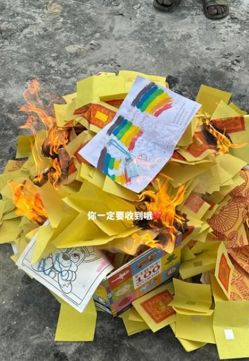 悲傷母親節！知名夫妻證實「愛子跌入飯店泳池」　一周搶救仍不治「告別式照曝光」