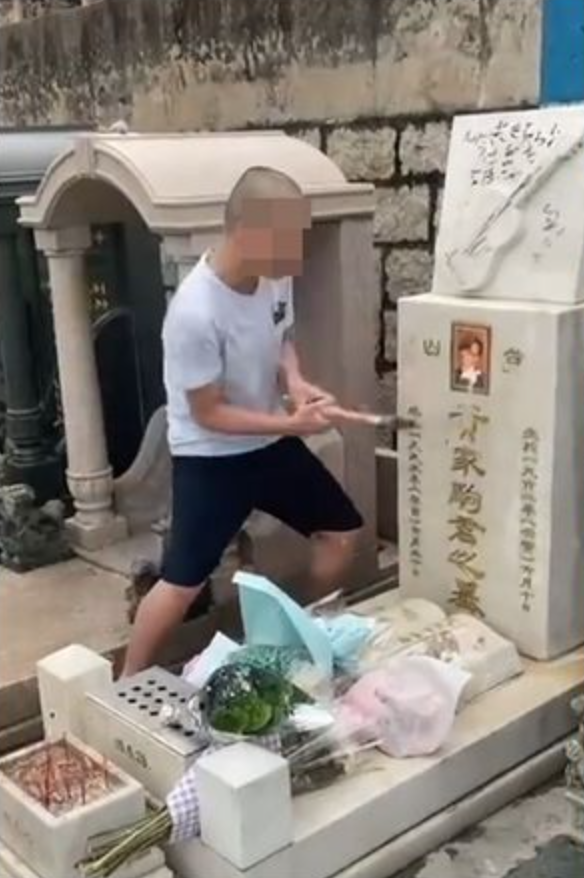 喪盡天良！已故大咖男星「墓碑遭破壞」拿鐵鎚狂砸　畫面曝光「兇手突然舔遺照」身分曝光