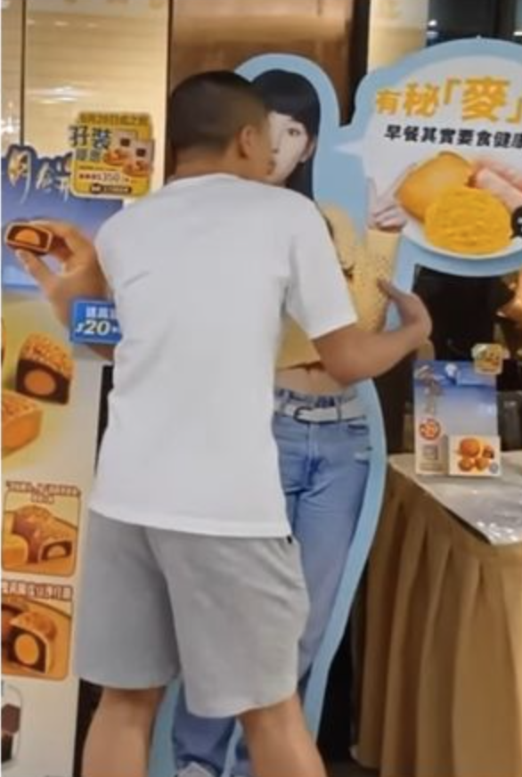 喪盡天良！已故大咖男星「墓碑遭破壞」拿鐵鎚狂砸　畫面曝光「兇手突然舔遺照」身分曝光