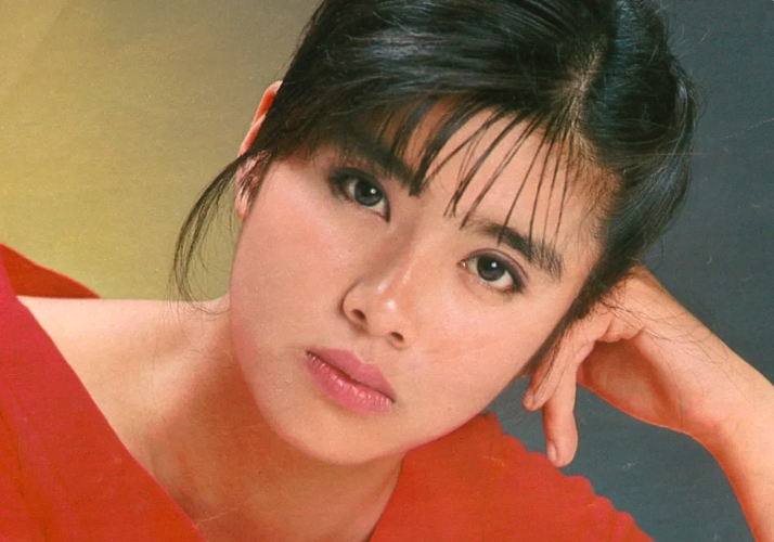 以為是痔瘡！54歲資深歌后「慘罹直腸癌」　急送手術室「捨棄子宮保命」淚問：我會死嗎...