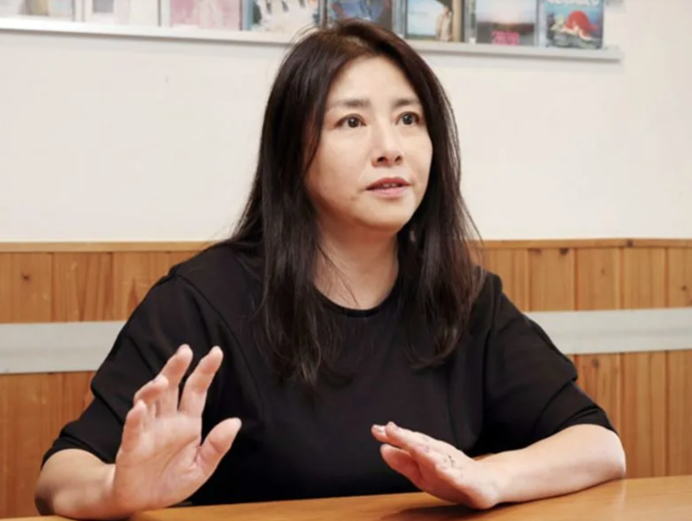 以為是痔瘡！54歲資深歌后「慘罹直腸癌」　急送手術室「捨棄子宮保命」淚問：我會死嗎...