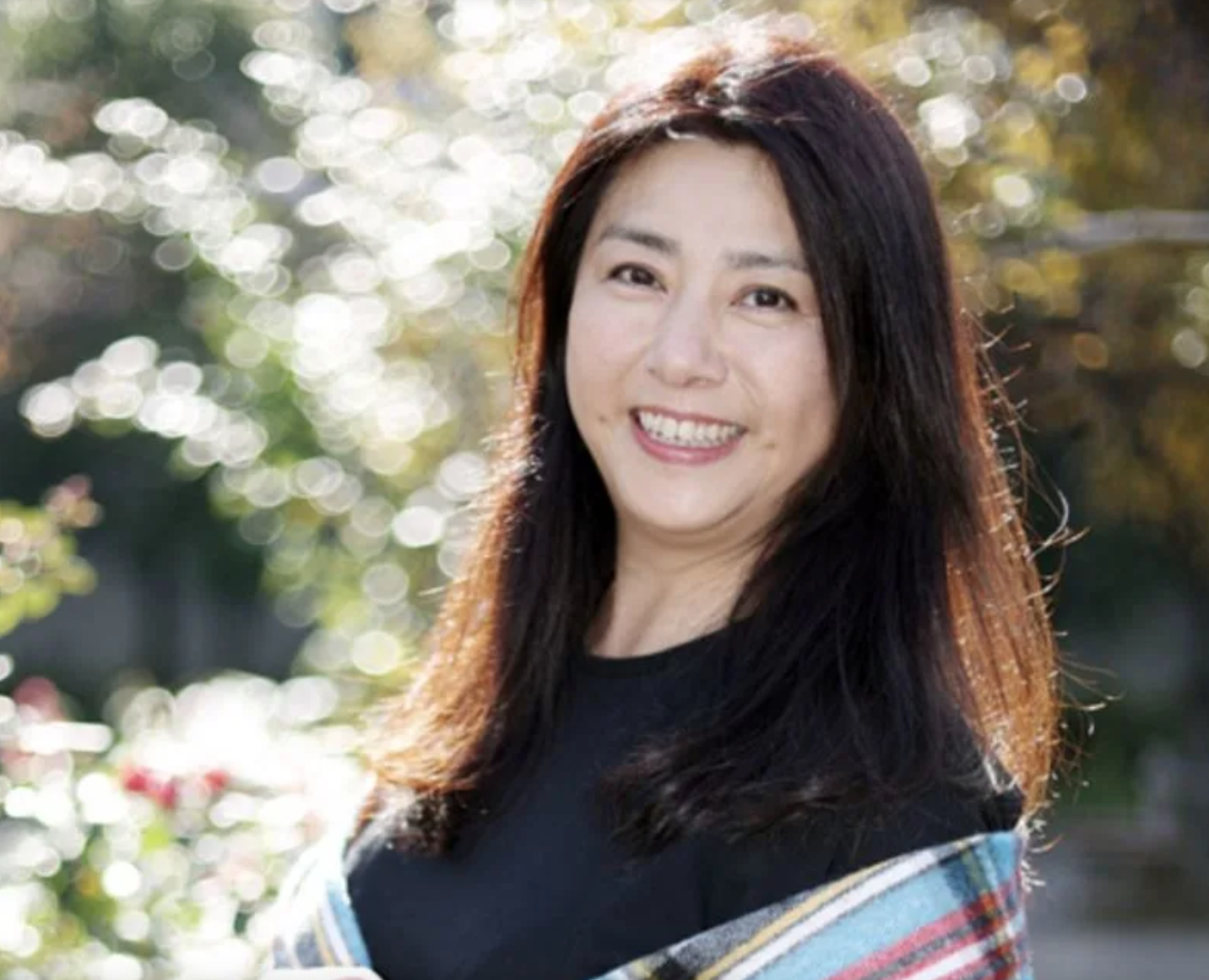 以為是痔瘡！54歲資深歌后「慘罹直腸癌」　急送手術室「捨棄子宮保命」淚問：我會死嗎...