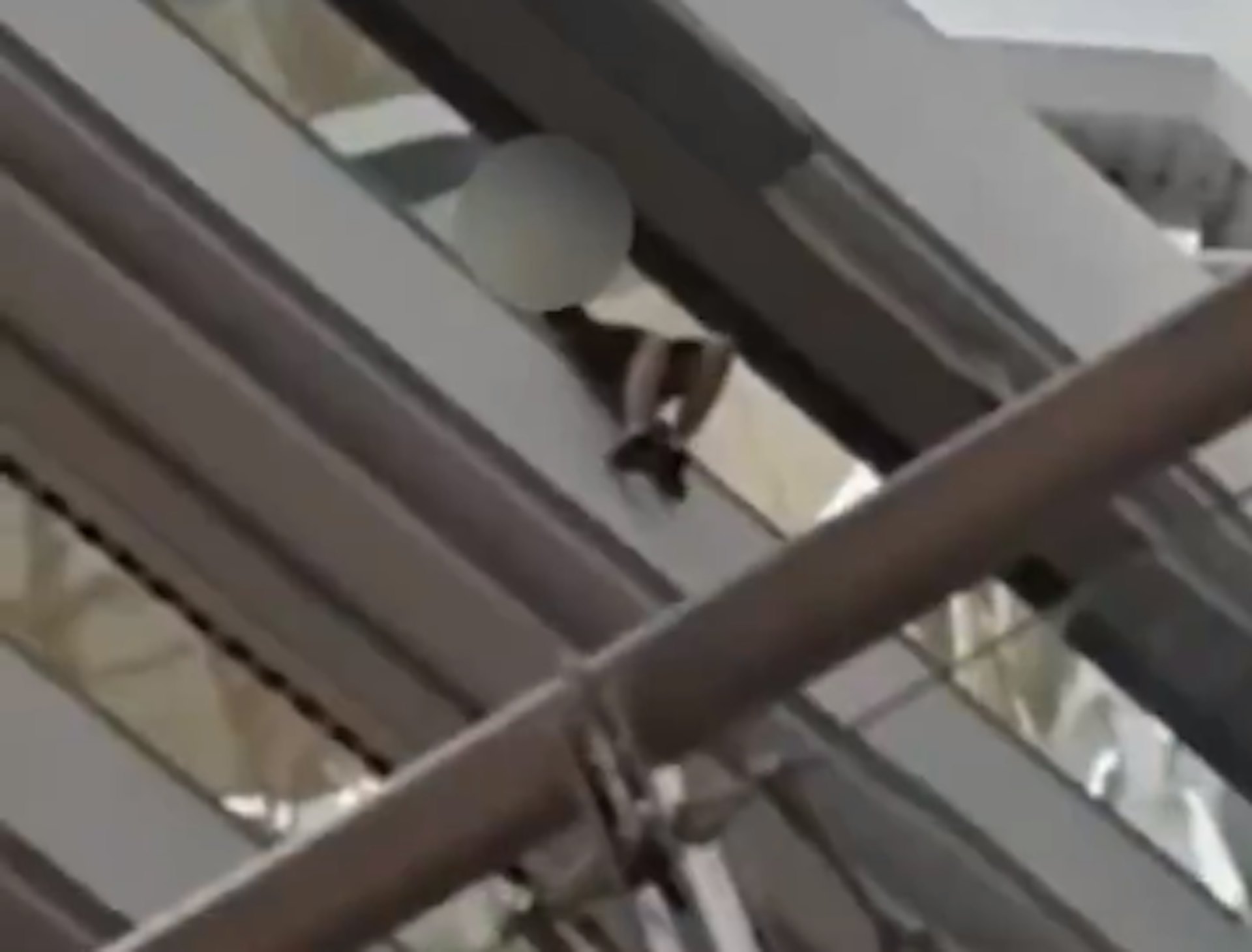 百貨傳墜樓!女子「身穿紅衣跳6樓亡」 生前「千字遺書」怒控:化成厲鬼報仇