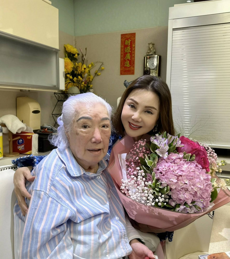 最佳離婚典範！資深女星隔29年「和前夫同框」四代同堂　「當年產5兒女」受前婆婆重視