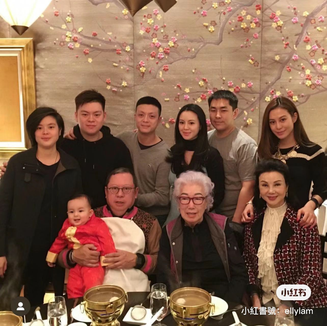 最佳離婚典範！資深女星隔29年「和前夫同框」四代同堂　「當年產5兒女」受前婆婆重視