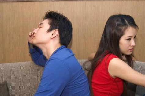  結婚時後媽給我陪嫁「200萬現金」！婚後不久後媽「得重病住院」，我去取錢時傻住：怎麼會這樣 