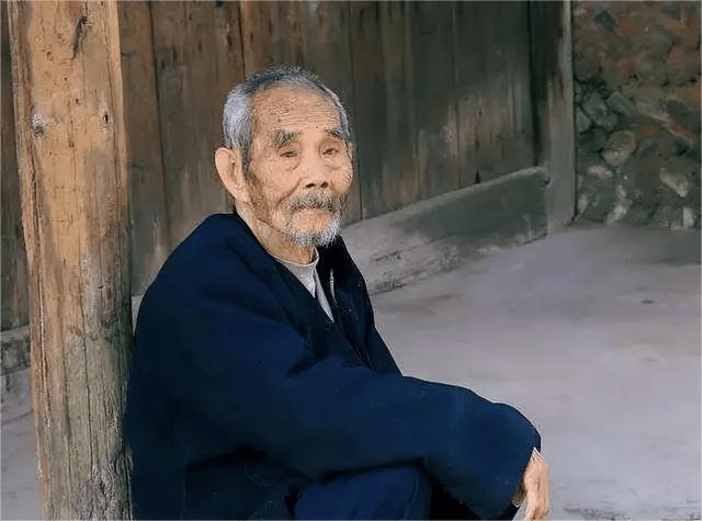 住鄉下大半輩子！老伴走後「兒子把我接進城市裡一起住」　睡前「孫子一個天真問題」我趁夜偷偷回老家