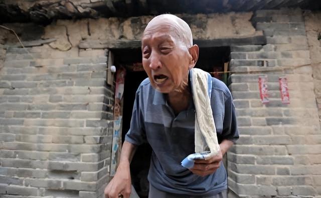 住鄉下大半輩子！老伴走後「兒子把我接進城市裡一起住」　睡前「孫子一個天真問題」我趁夜偷偷回老家