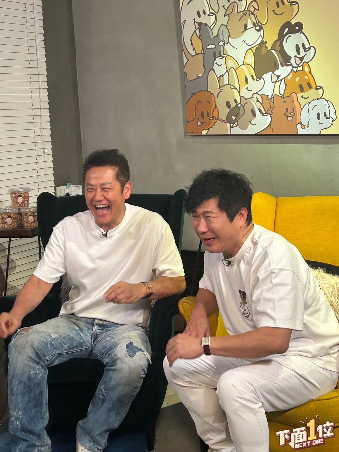 才剛收工！胡瓜被拍到「街頭連摔5次」跌到花台　「工作人員全上前」下秒敬業舉動曝