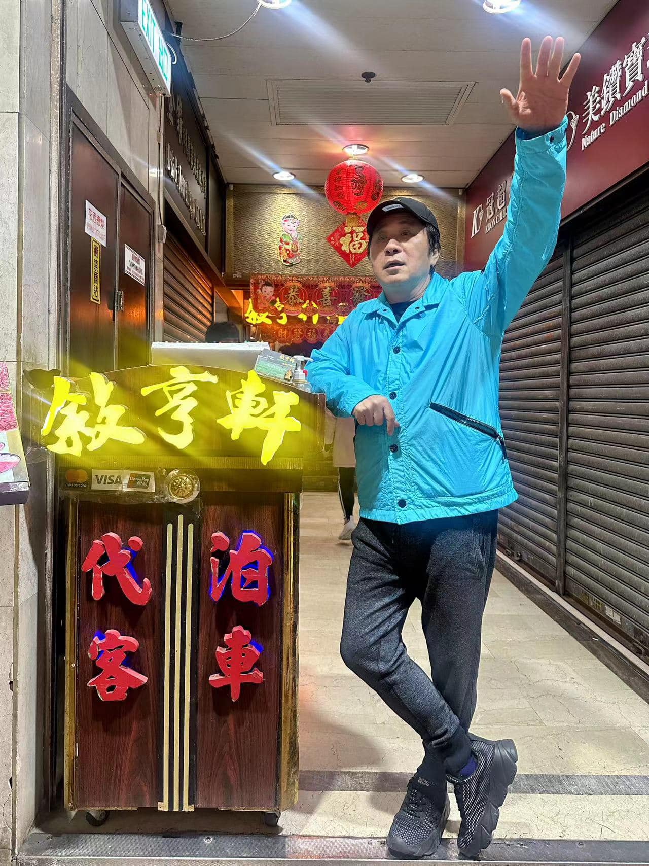 才剛收工！胡瓜被拍到「街頭連摔5次」跌到花台　「工作人員全上前」下秒敬業舉動曝