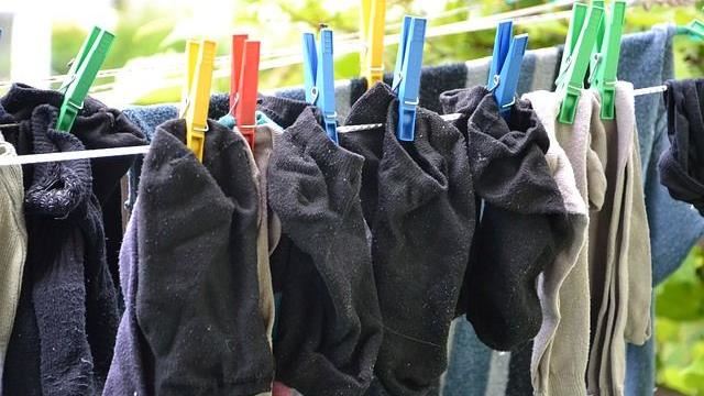 襪子怎麼洗還是臭！醫激推一招「細菌直接少3倍」：再也不怕臭腳丫