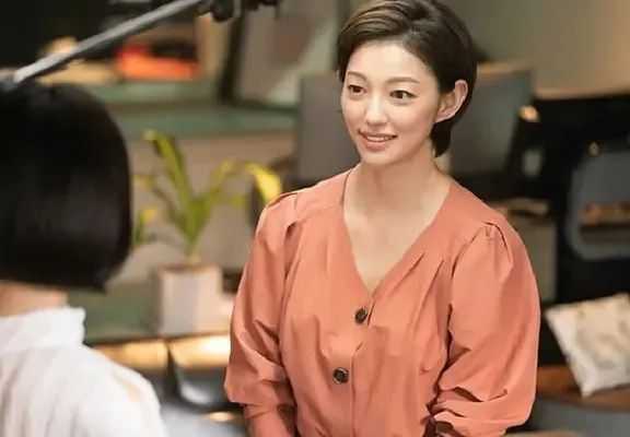 45歲離異當保姆！單身雇主「帶10歲女兒」神情不對勁　「我偷窺門縫」發現紙條嚇到雙腿發軟