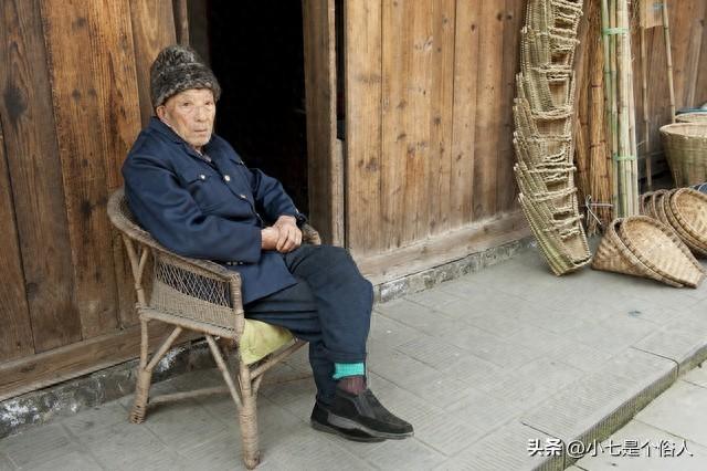 有4個子女！老爺爺「痛失愛子後失智」　80歲大壽子女全回家「他不小心尿濕褲子」卻全假裝沒發現